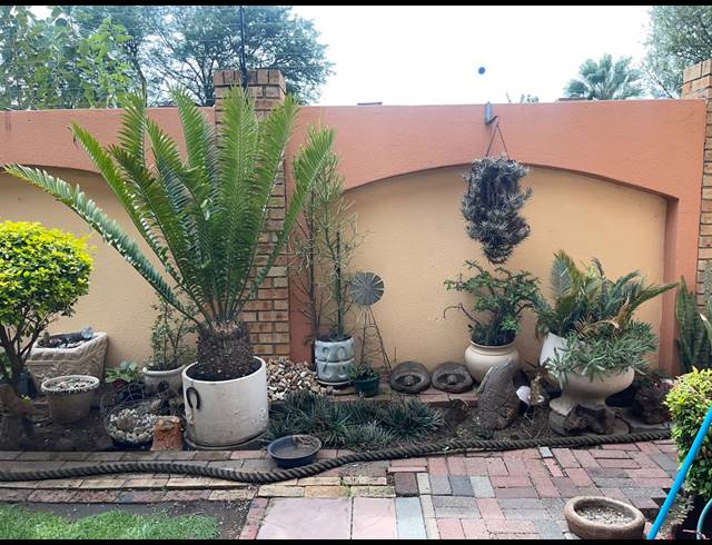 2 BEDROOM FLAT FOR SALE IN VANDERBIJLPARK SE 2